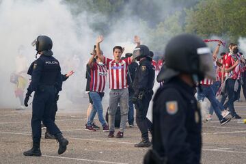 Los jugadores del Atl谷tico de Madrid salen al exterior de Zorrilla para celebrar el t赤tulo de Liga con los seguidores que se hab赤an desplazado