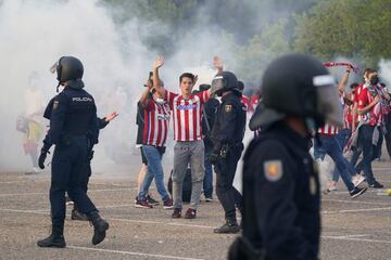 Los jugadores del Atlético de Madrid salen al exterior de Zorrilla para celebrar el título de Liga con los seguidores que se habían desplazado 