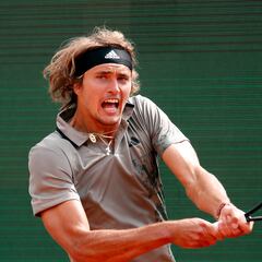 Zverev sufre para ganar en su vuelta a la tierra