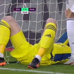 El fatídico momento en el que De Gea se lesiona encajando un gol