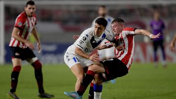 Velez Sarsfield's Joel So�ora (L) and Estudiantes de la Plata's Matias Pellegrini vie for the ball during their all-Argentina Copa Libertadores group stage first leg football match, at the Jorge Luis Hirschi stadium, in La Plata, Buenos Aires province, Argentina, on April 7, 2022. (Photo by Juan Mabromata / AFP)