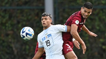 Uruguay's Luciano Rodriguez (L) and Venezuela's Renne Rivas vie for the ball during their South American U-20 championship second stage football match at the Metropolitano de Techo stadium in Bogota, Colombia on February 6, 2023. (Photo by Juan BARRETO / AFP)