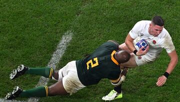 England's full-back Freddie Steward (R) is tackled by South Africa's hooker Bongi Mbonambi (L) during the France 2023 Rugby World Cup semi-final match between England and South Africa at the Stade de France in Saint-Denis, on the outskirts of Paris, on October 21, 2023. (Photo by Miguel MEDINA / AFP)