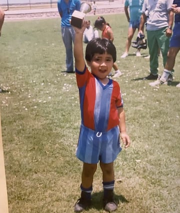 El volante sorprendió al publicar algunas fotos de sus inicios en el fútbol.