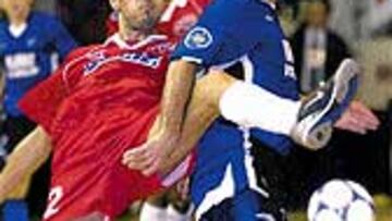 <b>RECLAMA A LA UEFA.</B> Playas presentó una protesta oficial ante UEFA, quejándose de que la cancha no reúne las condiciones reglamentarias: mide 37 metros, cuando el mínimo son 38. UEFA ha permitido que se jueguen allí varios eventos oficiales. Quienes no lo notaron fueron Carioca y Boukamir, los goleadores.