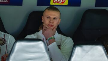 MADRID, 19/02/2025.- El delantero noruego del Manchester City Erling Haaland en el banquillo durante el partido de vuelta de la fase de clasificación de la Liga de Campeones que Real Madrid y Manchester City disputan hoy miércoles en el estadio Santiago Bernabéu. EFE/ Kiko Huesca