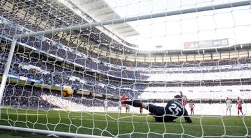 Desde los 11 metros el delantero uruguayo empató el partido.