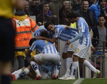 Los jugadores celebran el 0-1 de Juanmi. 