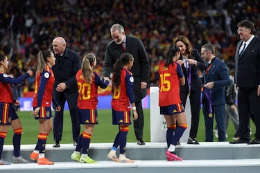 Las jugadoras españolas saludan al rey Felipe VI en la entrega de medallas.