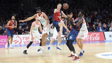 Marcelinho Huertas realiza un pase a Ilimane Diop.