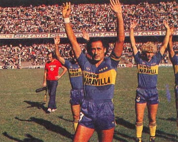 Muchos consideraron una traición lo que hizo en 1983 al ponerse la camiseta de Boca jugando 38 partidos y anotando seis goles. 