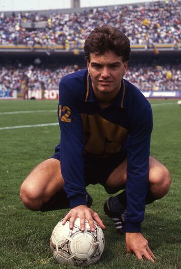 Luis García está dentro de los diez máximos goleadores en la historia de Pumas. Debutó en 1986 y estuvo en el club hasta 1991. En ese tiempo jugó 195 partidos y metió 75 goles, lo que le valió para ser fichado por el Atlético de Madrid. Con la Selección de México anotó en 29 ocasiones, por lo que también está dentro del top 10 de máximos romperredes del Tri.