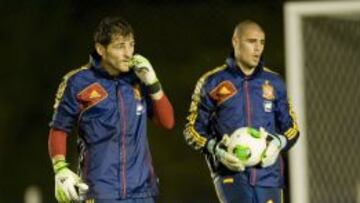 El portero del Barcelona y la Selección, Víctor Valdés, junto a Casillas.