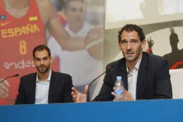 José Manuel Calderón junto al presidente de la Federación de baloncesto Jorge Garbajosa.
