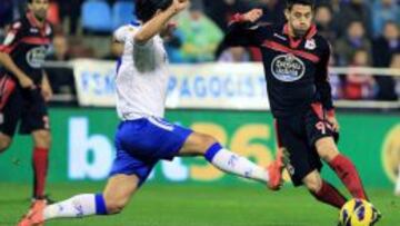 El delantero portugu&eacute;s del Deportivo Luis Afonso &quot;Pizzi&quot;  intenta marcharse del defensa rumano del Zaragoza Ionut Sapunaru, durante el partido correspondiente a la und&eacute;cima jornada de la Liga de Primera Divisi&oacute;n disputado en el estadio de La Romareda. 