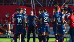 BENIDORM, SPAIN - JUNE 15: Paco Lopez, manager of Levante looks on with his players during a water break during the Liga match between Levante UD and Sevilla FC at Estadio Camilo Cano on June 15, 2020 in Benidorm, Spain. (Photo by Denis Doyle/Getty Images