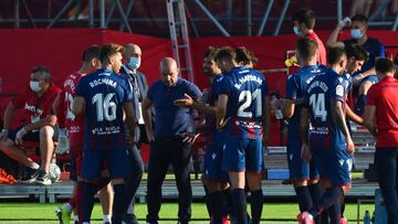 BENIDORM, SPAIN - JUNE 15: Paco Lopez, manager of Levante looks on with his players during a water break during the Liga match between Levante UD and Sevilla FC at Estadio Camilo Cano on June 15, 2020 in Benidorm, Spain. (Photo by Denis Doyle/Getty Images