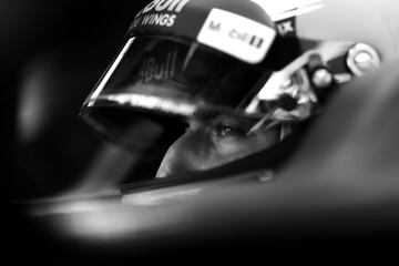 El piloto australiano Daniel Ricciardo se prepara para salir del garaje durante el GP de Brasil.