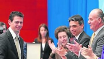 <b>GRAN CRUZ. </b>Sus Majestades los Reyes aplauden a Joan Llaneras.