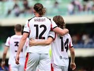 AC Milan's French midfielder #12 Adrien Rabiot celebrates scoring his team's first goal with AC Milan's Croatian midfielder #14 Luka Modric during the Italian Serie A football match between Hellas Verona and AC Milan at the Marcantonio Bentegodi stadium in Verona, on April 19, 2026. (Photo by PIERO CRUCIATTI / AFP)
