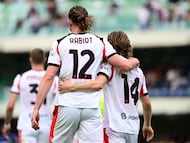 AC Milan's French midfielder #12 Adrien Rabiot celebrates scoring his team's first goal with AC Milan's Croatian midfielder #14 Luka Modric during the Italian Serie A football match between Hellas Verona and AC Milan at the Marcantonio Bentegodi stadium in Verona, on April 19, 2026. (Photo by PIERO CRUCIATTI / AFP)
