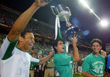 Juanito levanta el trofeo de Copa del Rey en 2005.