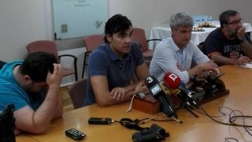 El seleccionador español de waterpolo, Gabi Hernández, atiende a los medios hoy en Sant Cugat del Vallés.
