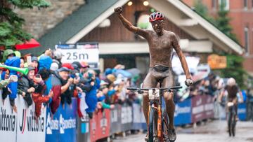 El ciclista español David Valero celebra su victoria en la prueba de la Copa del Mundo de MTB de Snowshoe.