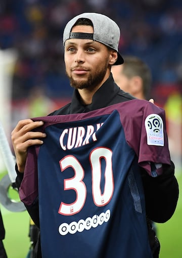 Stephen Curry con la camiseta del PSG.