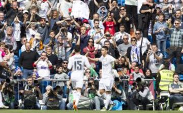 James abrió la cuenta de tiro libre.