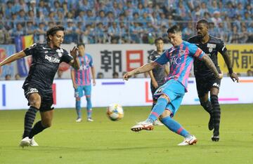 El jugador del Sagan Tosu Fernando Torres lanza a porter¨ªa.