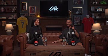 En agosto anunció su canal de Youtube, UR Cristiano. Y desde entonces no ha parado de pulverizar récords, igual que lo hace marcando goles. Un millón de suscriptores en 90 minutos, los diez millones en 11 horas y media y más de 20 millones en un día. Ahora ya roza los 65 millones de suscriptores. Desde que se publicaron los primeros vídeos el 21 de agosto hasta hoy, los 56 totales han registrado más de 500 millones de visitas convirtiéndose en el atleta más seguido de la plataforma y la primera persona en superar los mil millones de seguidores sumando todas las redes sociales.