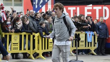 Griezmann, en la llegada ayer del Atl&eacute;tico al Hotel ABBA de Huesca.