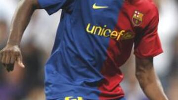 <b>OBJETIVO DE LA JUVE.</b> La Juventus de Turín está interesado en el defensa francés del Barcelona, Eric Abidal, por el que intentaría negociar imcluyendo en la operación a su delantero francés David Trezeguet.