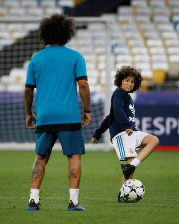 Los niños irrumpen en el entreno del Madrid en Kiev