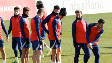 MAJADAHONDA (MADRID), 05/01/2024.-El delantero francés del Atlético de Madrid Antoine Griezmann (2d), y el capitán Jorge Resurrección "Koke" (d), este viernes durante el entrenamiento en la Ciudad Deportiva Wanda en Majadahonda Madrid, preparatorio del encuentro de Copa del Rey contra el CD Lugo.- EFE/Sergio Pérez
