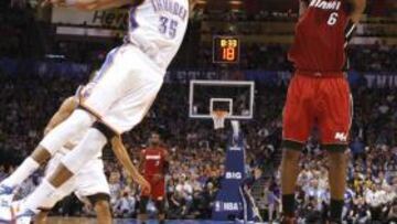 <b>LOS MÁS GRANDES. </b>Durant intenta taponar un lanzamiento de LeBron en la temporada regular.