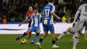 En el sitio adecuado para cazar los balones en las segundas jugadas. Su remate desde la frontal fue de manual para conseguir un gol.