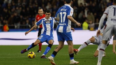 En el sitio adecuado para cazar los balones en las segundas jugadas. Su remate desde la frontal fue de manual para conseguir un gol. 