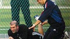 <B>ZIZOU SUFRE</B>. Zidane no se entrenó ayer junto al resto de la selección francesa. El madridista siguió con los ejercicios de recuperación de la lesión muscular en en su pierna izquierda.