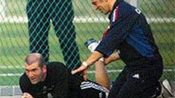 <B>ZIZOU SUFRE</B>. Zidane no se entrenó ayer junto al resto de la selección francesa. El madridista siguió con los ejercicios de recuperación de la lesión muscular en en su pierna izquierda.