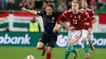 Modrid y Kalmar luchan el balón durante el Croacia-Hungría de la fase de clasificación para la Euro 2020.