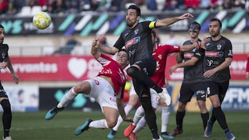 El central Sergio Sán José, capitán del CF Talavera de la Reina, pugna por un balón con Víctor Meseguer durante el Real Murcia-Talavera de la temporada 2019-2020 del grupo IV de Segunda B.