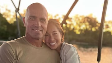 Kelly Slater y Kalani Miller, abraz¨¢ndose en una puesta de sol.