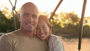 Kelly Slater y Kalani Miller, abrazándose en una puesta de sol.