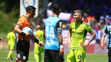 Futbol, Huachipato vs Universidad de Chile
Vigesimosexta fecha, campeonato Nacional 2025.
El jugador de Universidad de Chile Charles Aranguiz es fotografiado durante el partido de primera division contra Huachipato disputado en el estadio CAP de Talcahuano, Chile.
02/11/2025
Eduardo Fortes/Photosport
Football, Huachipato vs Universidad de Chile
26th date, 2025 National Championship.
Universidad de Chile player Charles Aranguiz is pictured during the first division match against Huachipato held at the CAP stadium in Talcahuano, Chile.
02/11/2025
Eduardo Fortes/Photosport