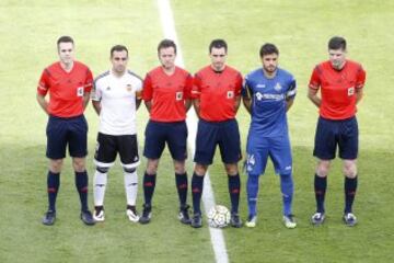 El árbirto Ricardo De Burgos Bengoetxea acompañado de los asistentes Cesar Garcia Fernandez ye Iker De Francisco Grijalba, el cuarto árbitro Vicente Egido Rozas y los capitanes Paco Alcácer y Pedro León.