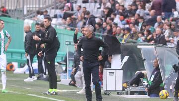 Fran Escribá, con los brazos en jarras.