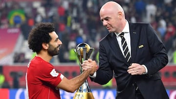 Infantino felicita a Salah.