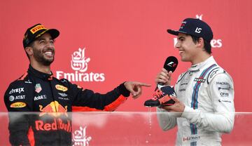 Daniel Ricciardo y Lance Stroll celebran la victoria en el podio del GP de Azerbaiyán. 